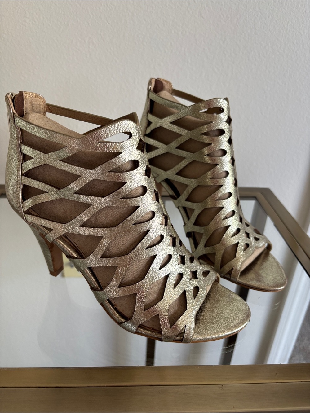 ISOLA Metallic Gold Leather Leather Open
Lattice Caged Sandal Heel 7.5 Zipper